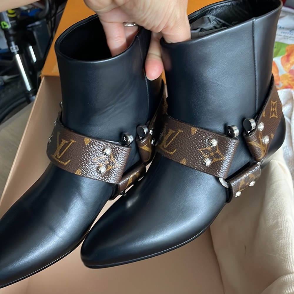 Authentic new flat Louis Vuitton rhapsody ankle boots size 35. - Picture 4 of 16
